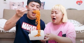 홍윤화, 남편 앞에서 종이 상자 먹방? 반응이...