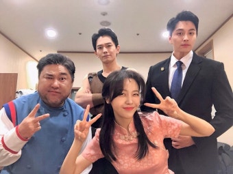 방민아, 훈훈한 근무환경…온주완·민우혁·고창석과 함께 [리포트:컷]