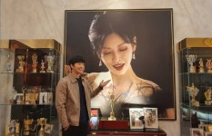 이상우, 아내 김소연 사진 앞에서 찰칵 사랑꾼의 외조법 [리포트:컷]