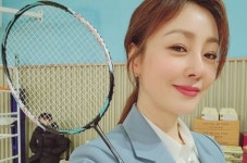 라봄라켓스포츠 | 오나라, 배드민턴라켓 든 봄의 여신 '미모는 열일중' [리포트:컷]
