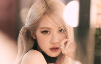 블랙핑크 로제, 19년 만에 女솔로 '하프 밀리언 셀러'