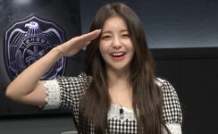 ‘강철부대’ 브레이브걸스 유정, 스페셜MC 출격... 군통령다운 칼각 경례
