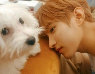 세븐틴 도겸, 댕댕이와 댕댕美…사랑스러움이 두 배 [리포트:컷]