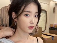 아이유, 예쁨이 일상…눈부신 백옥 피부 [리포트:컷]