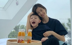 이현이, 아들 껴안고 함박 미소 [리포트:컷]