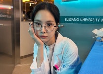 손나은, 의사 가운+학구적 안경…수수함이 예뻐 [리포트:컷]