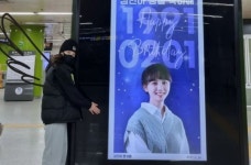 김민아, 전광판 속 자신 보며 [리포트:컷]