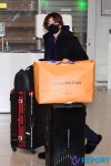 [T포토] 유타 캐리어 끌며 공항 런웨이