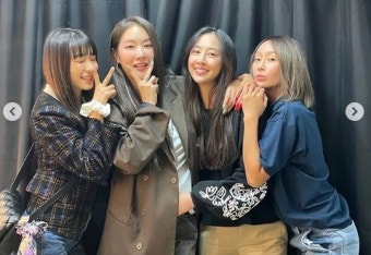 소유, 씨스타 멤버들과 완전체 인증샷 