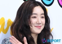 배우 정려원, 現 소속사 H&엔터와 재계약 체결 [공식]
