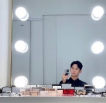 김수현, 연예계 대표 소두 인증.. 휴대폰보다 작은 얼굴