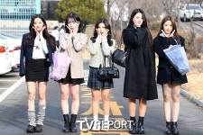 [T포토] 클라씨 졸업식에서 깜찍 꽃받침