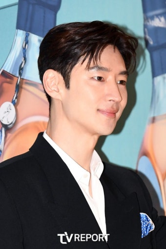 [T포토] 이제훈 '오똑한 콧날에 베이겠네'