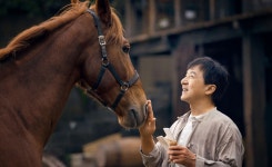 '아빠들의 아이돌' 성룡 온다...신작 '라이드온', 31일 개봉