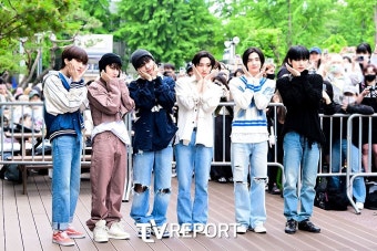 [T포토] 보이넥스트도어 '꽃받침으로 상큼'