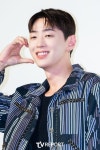 [T포토] 그레이 손하트로 애교