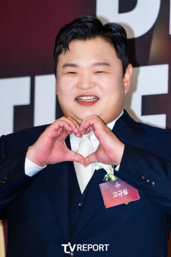 [T포토] 고규필 '새신랑의 스윗한 하트'