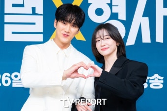 [T포토] 안보현-박지현 '딱 붙어서 하트 포즈'