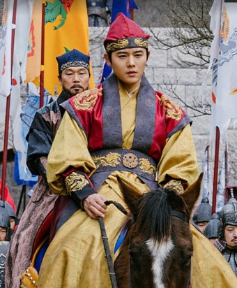 '고거전' 하승리, 친조 행렬 속 현종 김동준 포착 '애틋 눈빛'