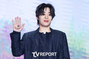 [T포토] 구교환 '기생수와 함께 찰칵'