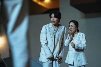 '더 에이트 쇼' 류준열, 돈 앞에서 무너지다