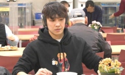 이준, 도서관 구내식당서 제육 혼밥하며 입에 질질...역대급 친근함 (전참시)