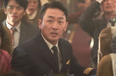 하정우, 파일럿 변신...납치된 여객기의 부기장 됐다 (하이재킹)