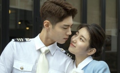사내 커플 된 수지♥박보검, 밀착 사진 공개 (원더랜드)