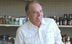 톰 바우어, 작년 죽은 아내 그리워하다가 사망...향년 86세 [할리웃통신]