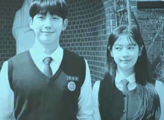정해인·전소민, 친구에서 연인 됐다...설레는 모습도 공개 ('엄친아')