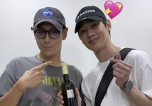 마약 전과 빅뱅 탑, 오징어 게임2 배우와 다정한 투샷... 와인 선물