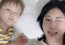 45세 비혼모 사유리, 붕어빵 아들 젠과 셀카 삼매경... 치명적 윙크