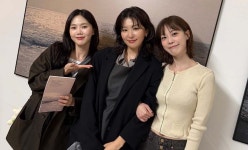 레드벨벳 슬기, 사진작가 데뷔...동료 스타들 응원 이어져