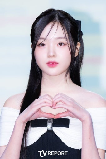 [T포토] 김우석과 열애인정 강나언, '하트도 잘해요'