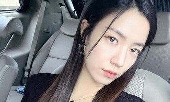 큐리, '티아라 왕따' 논란 속 의미심장 사진 공개...'반달' 의미는?