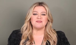 "독신 생활 좋다"던 켈리 클락슨, 새 사랑 찾아나섰다 [할리웃통신]