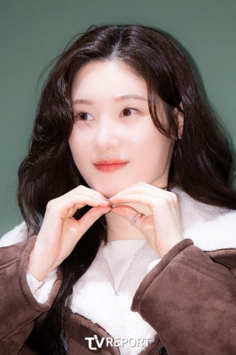 [T포토] 정채연 '리본 하트는 처음이라서'
