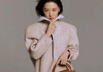 '54세' 이영애, 16세 연하 김영광과 커플 화보... 독보적 아우라