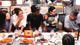씨너스 제작진, 광장시장서 목격...K푸드에 빠졌다