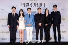 [T포토] 어쩔수가없다 '극장에서 만나요'