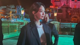 '김우빈의 여자' 신민아, 결혼 발표 이후 수줍게 등장…더 예뻐졌네 [RE:스타]