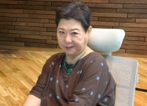 양희은, 각막이식 수술 후 건강 회복 중.. 절친들과 지팡이 짚고 외출 [RE:스타]