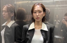 사진 찍어주다 거울에 '들통'…류혜영 비하인드 컷→숨은 고경표 포착 [RE:스타]