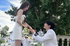 '14살' 나이 차 극복…강균성유하진, 다이아몬드 반지→깜짝 프러포즈 현장 공개 [RE:스타]
