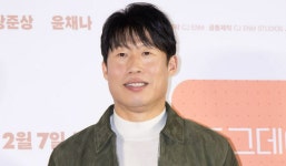 유해진, 집 주소까지 싹 털렸다…보수 단체, 선 넘은 '사생활 침해'→자택 앞 시위 예고