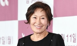 '85세' 김혜자, 부축 받으며 입장→건강 이상설에 측근 입 열었다…