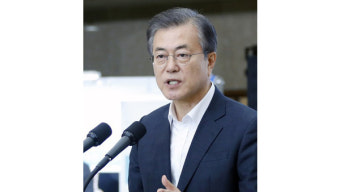 문 대통령, 여야 원내대표와 회동 추진