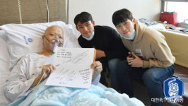 축구 AG 대표팀, 축구 원로·투병 사이클 선수에 성금 전달