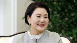 김정숙 여사 미혼모와 아이, 존엄함 지키며 살 수 있도록 노력