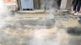 부산 동래 온천장서 약 60도 온천수 도로로 흘러나와